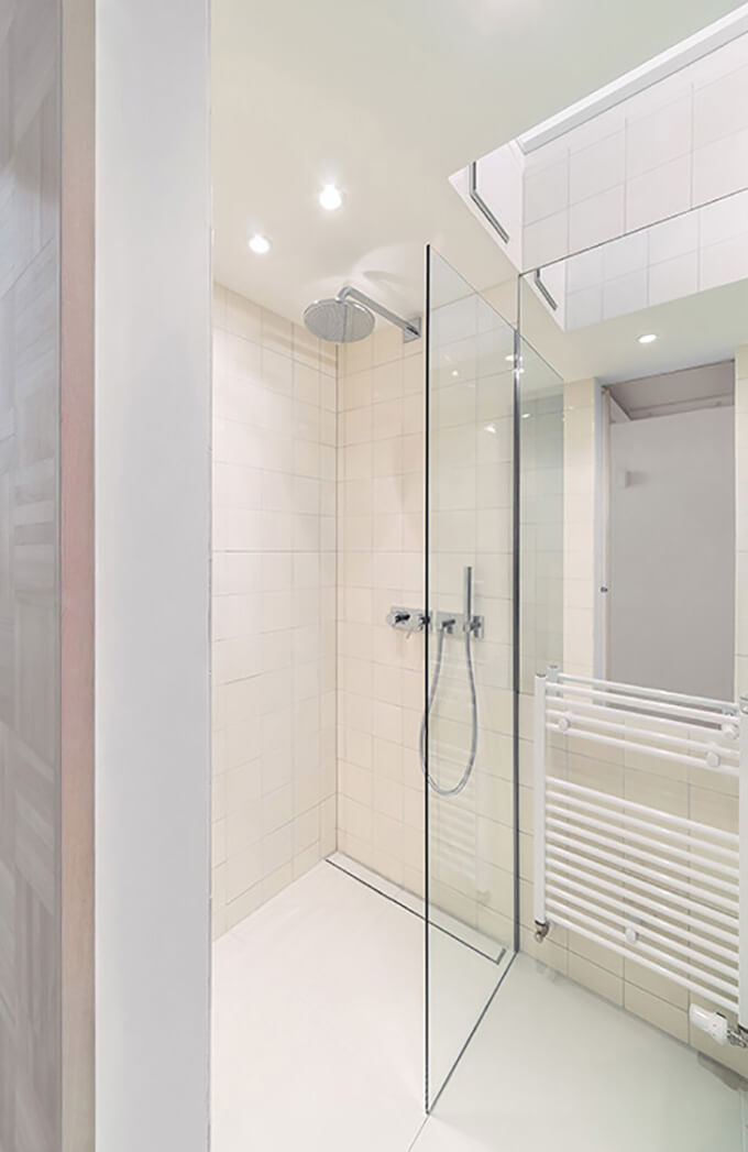 tiny-apartment-bathroom-shower