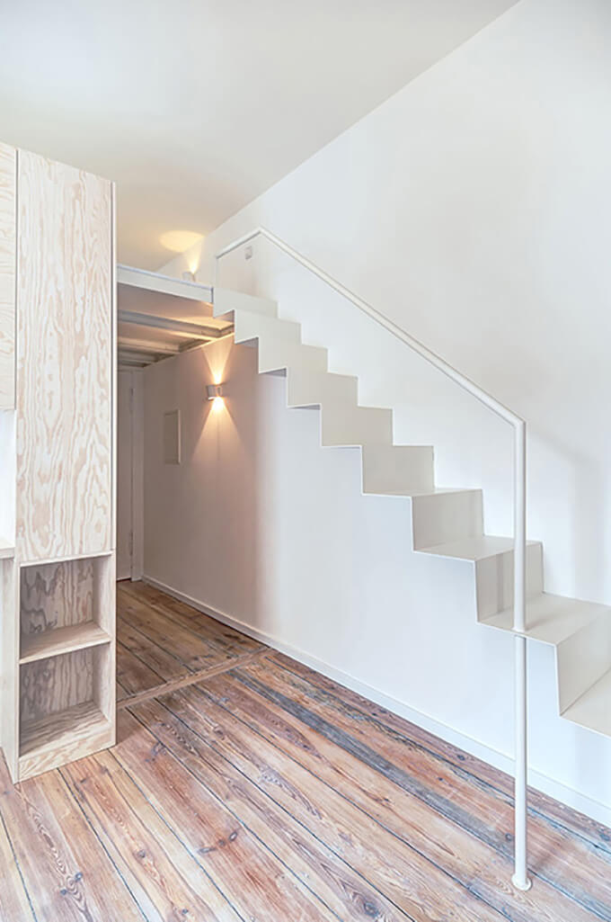 tiny-apartment-stairs