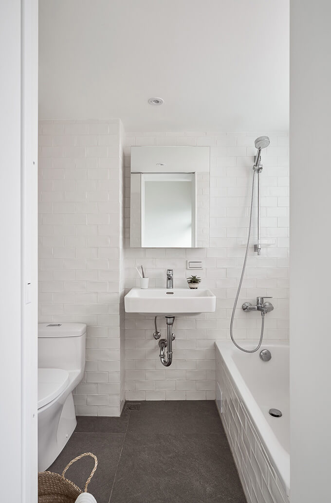 tiny-home-bath-sink-mirror