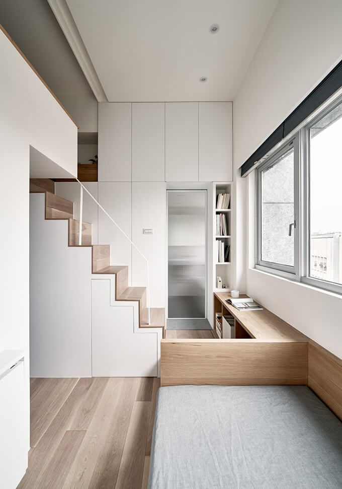tiny-home-living-room-high-ceiling