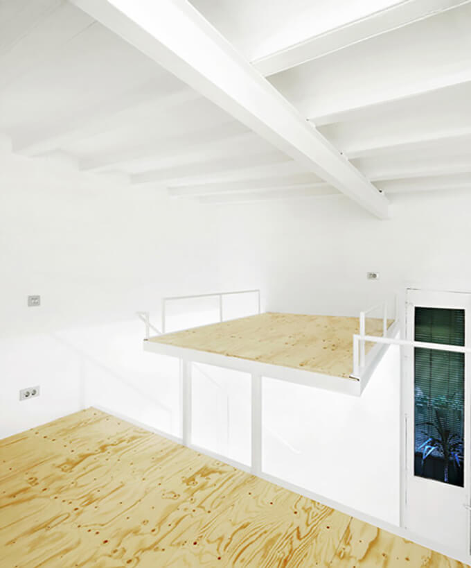 micro-apartment-mezzanine-2