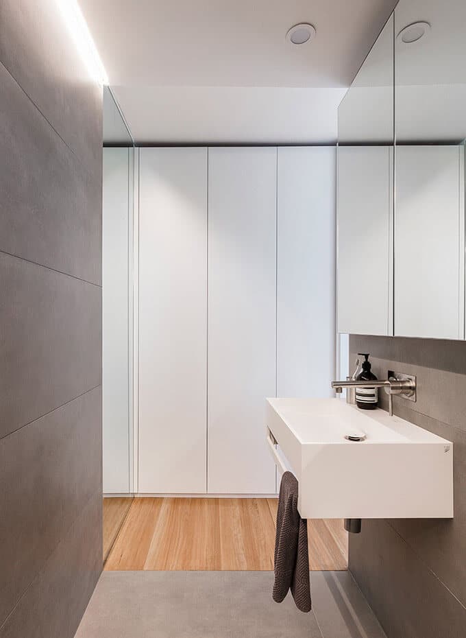 small-apartment-design-bathroom-sink