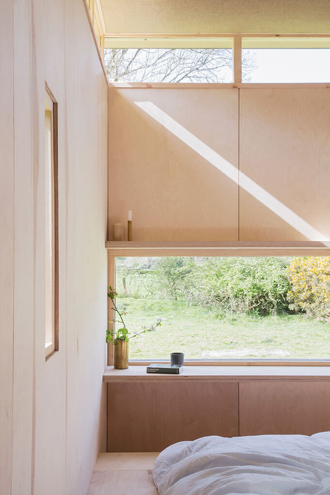 tiny-cabin-window-desk