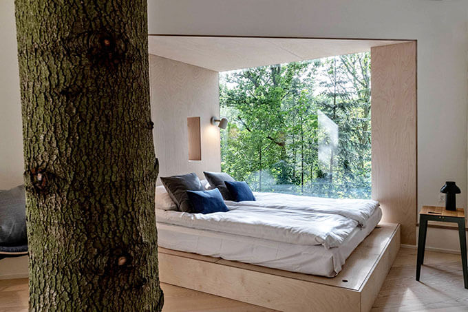small-cabin-sleeping-niche-window
