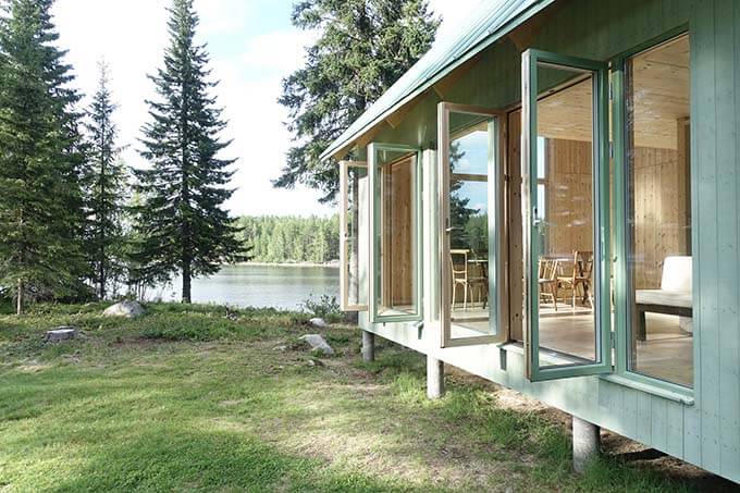 tiny-cottage-exterior-windows